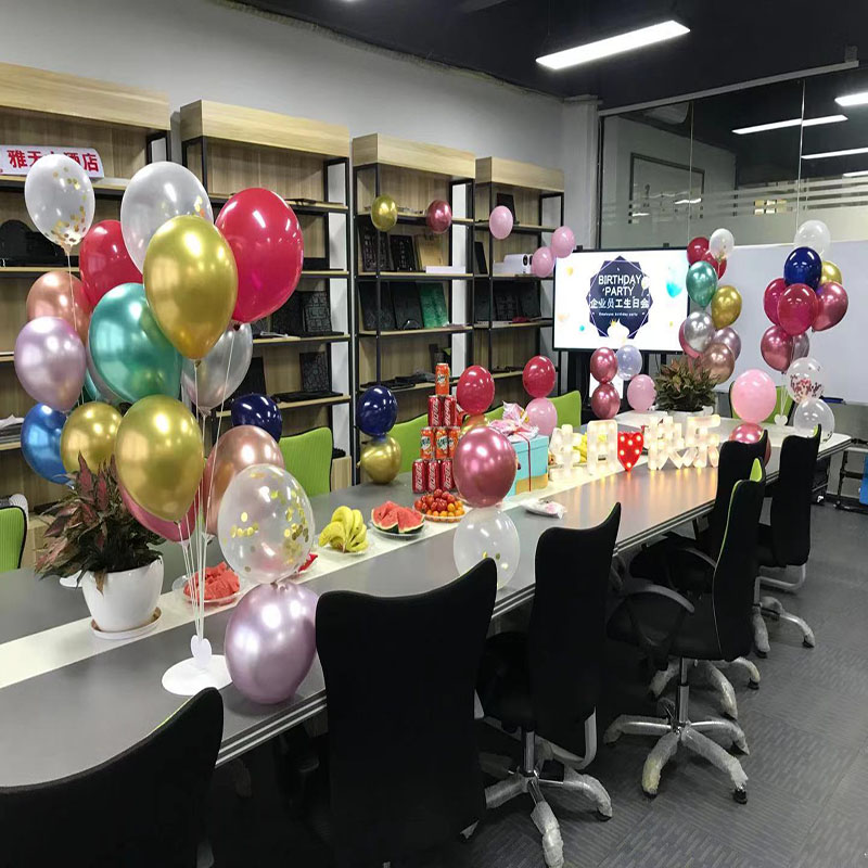 深圳市錦欣晟科技有限公司給三月份生日的同事慶祝生日。
